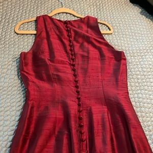 Donna Morgan maroon silk sheath dress button detail down the back